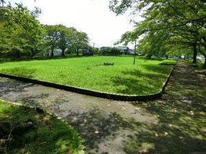 沓掛城跡は公園になっている。堀も土塁も小さく周囲の丘陵から見下ろせる立地。