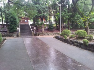 相原郷の諏訪神社。階段の前を横切っているのは鎌倉道。